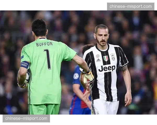 特写：39岁的博努奇以对手身份重回尤文图斯安联球场接受致敬